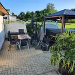 Fewo Traum mit Swimmingpool und Whirlpool Apartment