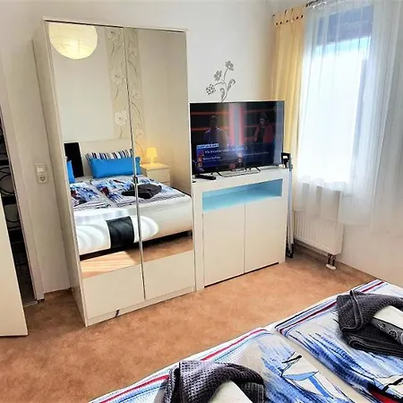 Apartman Traum, 4-sterne Fewo's Mit Pool Und Whirlpool, Partyraum Im Garten Zum Bsp Fuer Fussball-wm, 500m Bis Zum Achterwasser Mit Badestrand, 6 Autominuten Bis Zum Ostseestrand *