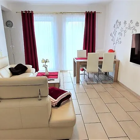 דירה Traum, 4-sterne Fewo's Mit Pool Und Whirlpool, Partyraum Im Garten Zum Bsp Fuer Fussball-wm, 500m Bis Zum Achterwasser Mit Badestrand, 6 Autominuten Bis Zum Ostseestrand *