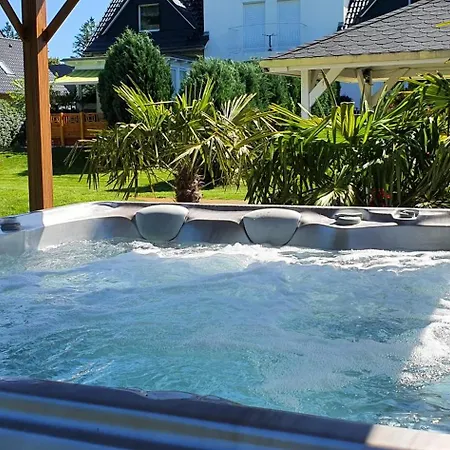 Apartmán Traum, 4-sterne Fewo's Mit Pool Und Whirlpool, Partyraum Im Garten Zum Bsp Fuer Fussball-wm, 500m Bis Zum Achterwasser Mit Badestrand, 6 Autominuten Bis Zum Ostseestrand Neppermin