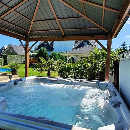 Apartmán Traum, 4-sterne Fewo's Mit Pool Und Whirlpool, Partyraum Im Garten Zum Bsp Fuer Fussball-wm, 500m Bis Zum Achterwasser Mit Badestrand, 6 Autominuten Bis Zum Ostseestrand Neppermin